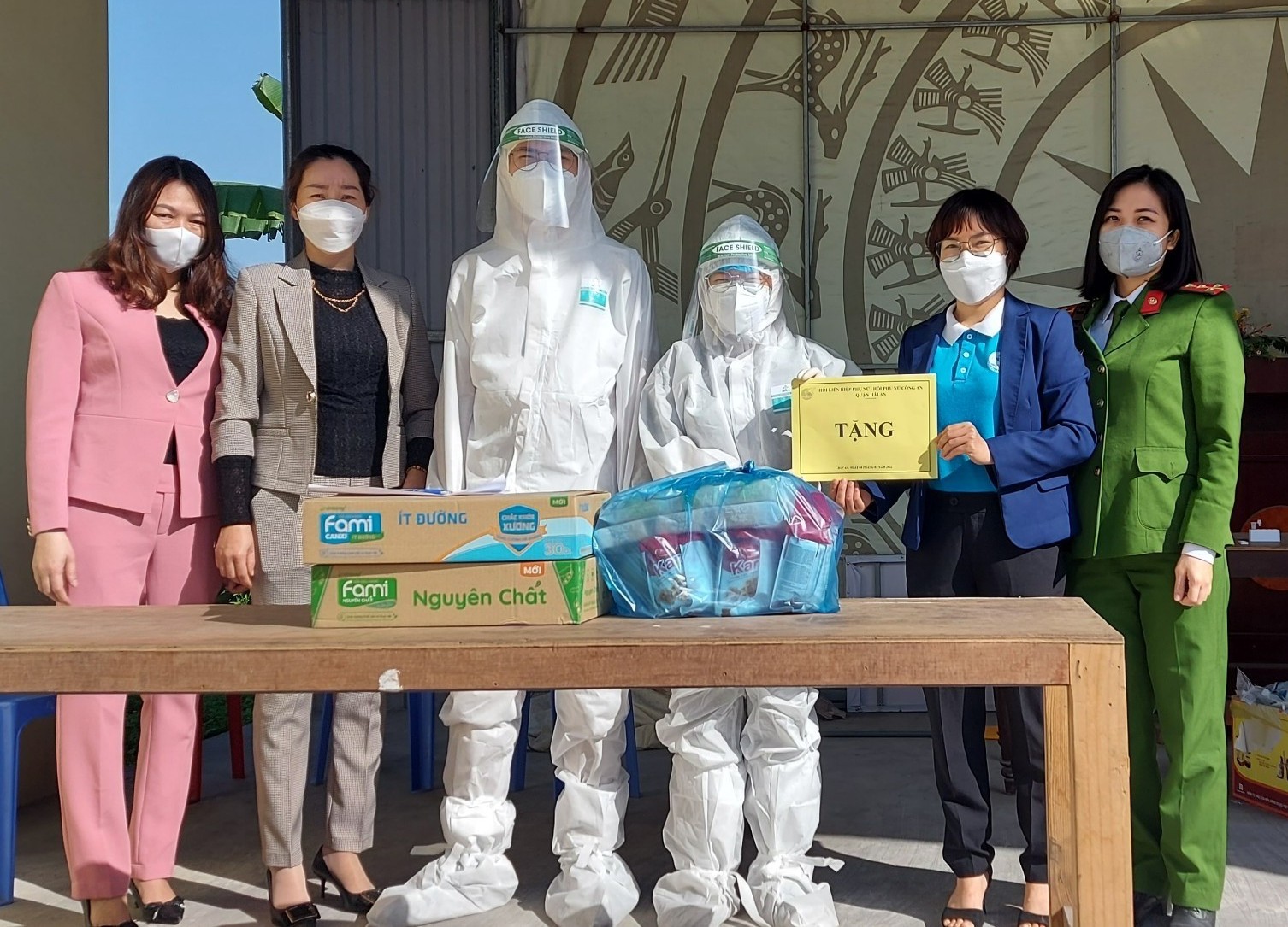 Hội phụ nữ Công an quận Hải An: Chúc mừng 8 trạm y tế lưu động trên địa bàn  quận nhân dịp 8/3